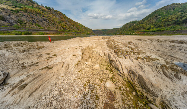 Extremes Niedrigwasser am Rhein im Rheintal mit freigelegtem Flussbett w&auml;hrend anhaltender Trockenheit, Juli 2026