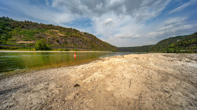 Extremes Niedrigwasser am Rhein im Rheintal mit freigelegtem Flussbett w&auml;hrend anhaltender Trockenheit, Juli 2026