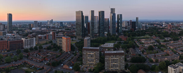 Obraz premium Panoramic Sunset Aerial View Over Hulme to Deansgate Manchester City Skyline