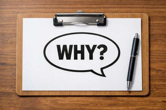 「WHY?」と書かれた紙とペンが問いかける疑問と課題解決の思考