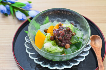 涼しげなガラスの器に盛られた和スイーツの抹茶あんみつ © kikisora