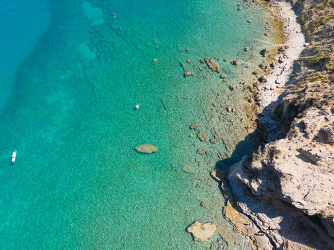 Paradiso Turchese: Vista Aerea della Baia e delle Scogliere di Ba&scaron;ka