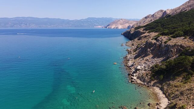 Vista Panoramica della Costa Rocciosa e del Mare Cristallino di Ba&scaron;ka