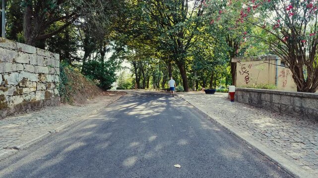 Pessoa a correr no parque