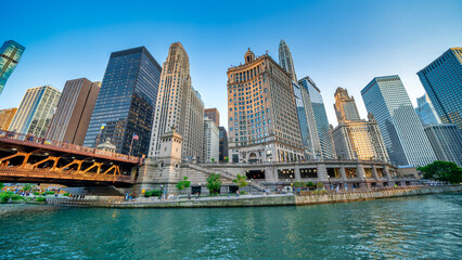 Naklejka premium Amazing sunset view of Downtown Chicago skyscrapers from a cruise along the city river