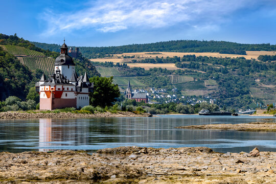 Extremes Niedrigwasser am Rhein bei Kaub mit freigelegtem Flussbett, Oberes Mittelrheintal