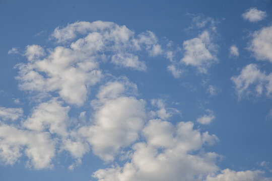 C&eacute;u azul cheio de nuvens.