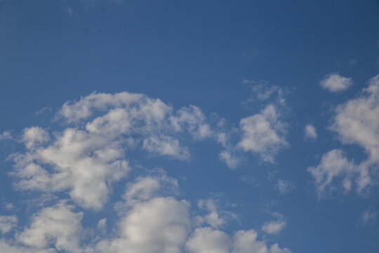C&eacute;u azul cheio de nuvens suaves e fofas.