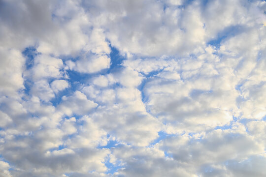 C&eacute;u azul cheio de nuvens.