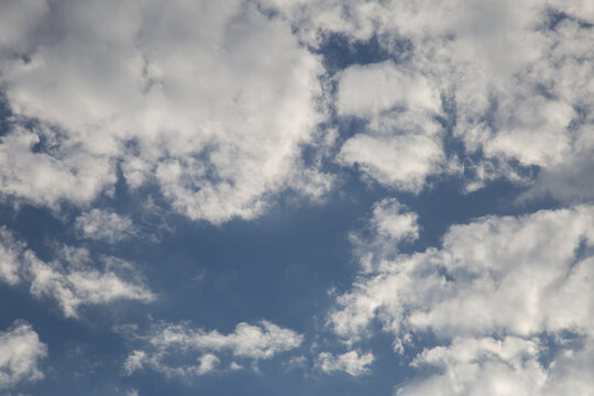 C&eacute;u azul cheio de nuvens.