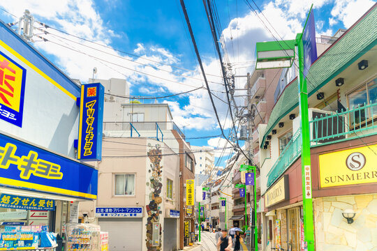 西武新宿線・中井駅前商店街