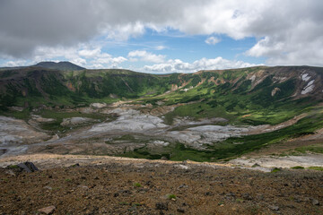 Fototapeta premium Panoramic view of the Ohachidaira Caldera in Daisetsuzan National Park, Hokkaido / 北海道・大雪山国立公園 御鉢平カルデラのパノラマ風景