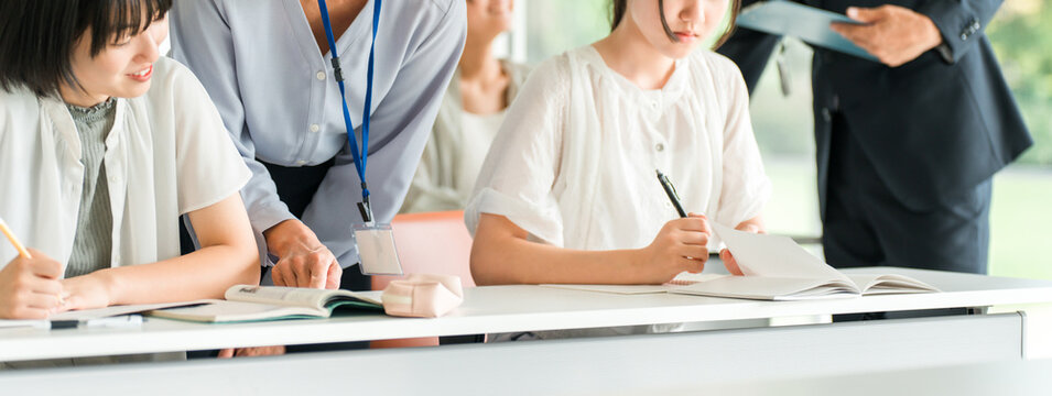 Elementary school children (education) and cram school teachers studying at cram schools/after-school programs, attending classes at school, and taking summer courses.