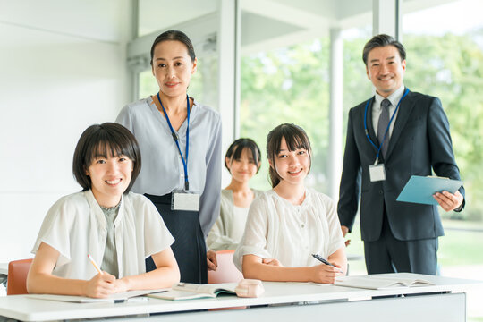 Elementary school children (education) and cram school teachers studying at cram schools/after-school programs, attending classes at school, and taking summer courses.