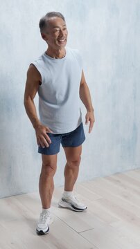 スクワットをするシニア男性（運動・健康）