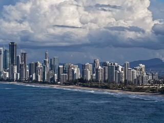 Obraz premium Aerial View of Gold Coast Skyline and Main Beach Shoreline