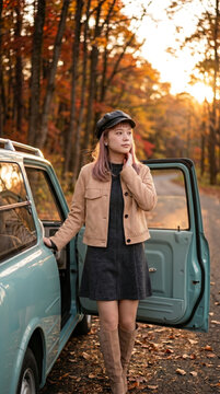 社外に出て景色を見渡す若い女性