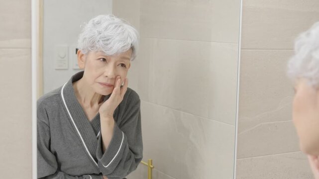 スキンケアをするシニア女性