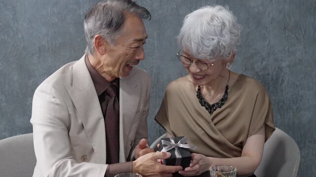 プレゼントをあげるシニア夫婦