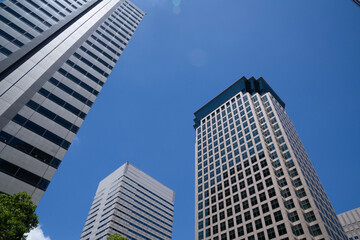 Fototapeta premium 東京・天王洲の青空にそびえ立つ高層マンションとオフィスビル群のローアングル