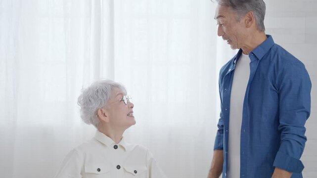 話すシニア夫婦