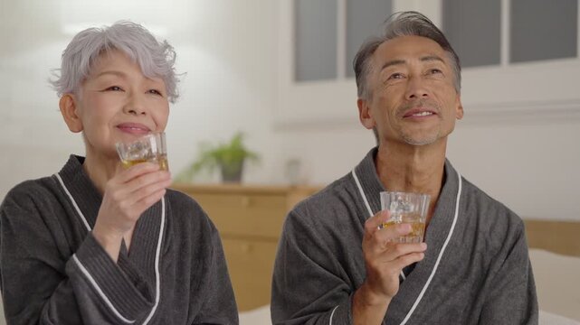お酒を飲むシニア夫婦
