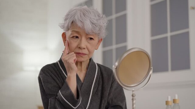 肌に悩むシニア女性（夜・美容）