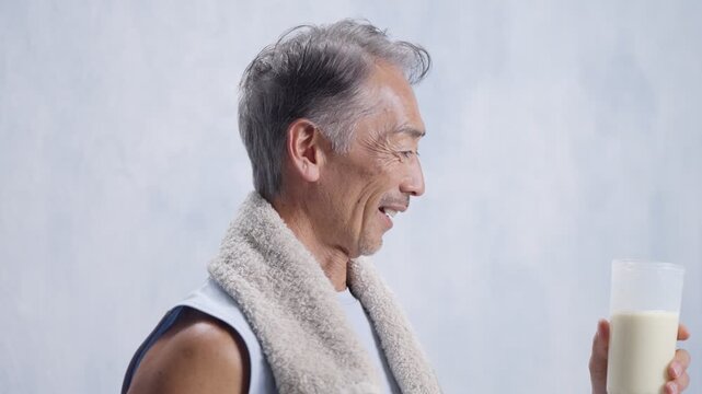 プロテインを飲むシニア男性
