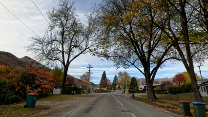 Obraz premium Quiet Residential Street with Autumn Foliage in Arrowtown New Zealand