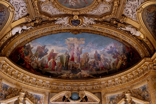 Fresque ornant un plafond du S&eacute;nat &agrave; Paris, France, repr&eacute;sentant une sc&egrave;ne religieuse historique avec des figures comme M&eacute;roving&eacute;e et Charlemagne orn&eacute;e de dorures