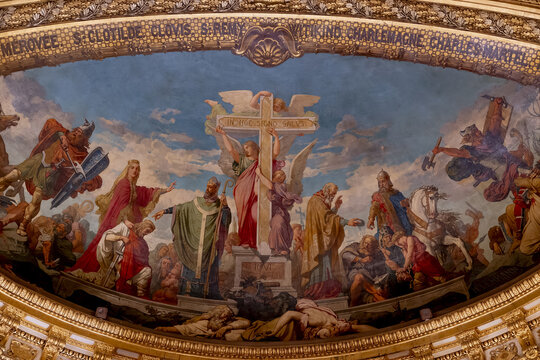 Fresque historique dans l'int&eacute;rieur du S&eacute;nat &agrave; Paris, France, repr&eacute;sentant des figures cl&eacute;s comme Clovis, Charlemagne et Charles Martel, sous un ciel orn&eacute; d'anges et d'une croix.