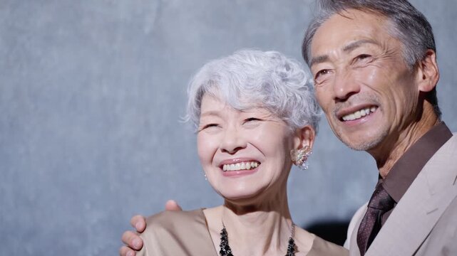 フォーマルな服のシニア夫婦