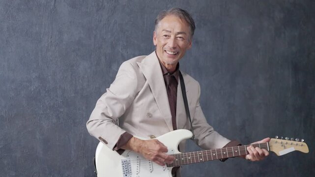 エレキギターを演奏するシニア男性