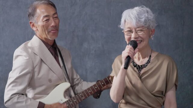 バンドを組むシニア男女