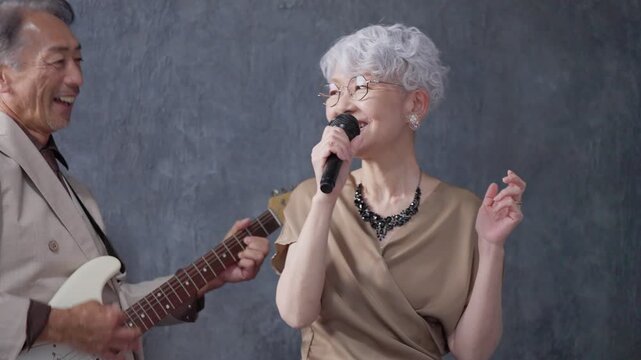 バンドを組むシニア男女