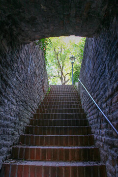 Augsburg, gemauerte Treppen an der historischen Stadtmauer in der sch&ouml;nen schw&auml;bischen Stadt. Augsburg, Schwaben, Bayern, Augsburg