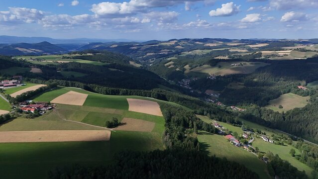 H&uuml;gel und Felder &ndash; Fernsicht vom Aussichtspunkt Kulmariegel, Bucklige Welt, Nieder&ouml;sterreich 