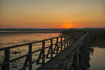 Obraz premium Golden Sunrise over Federsee Wetlands in Southern Germany