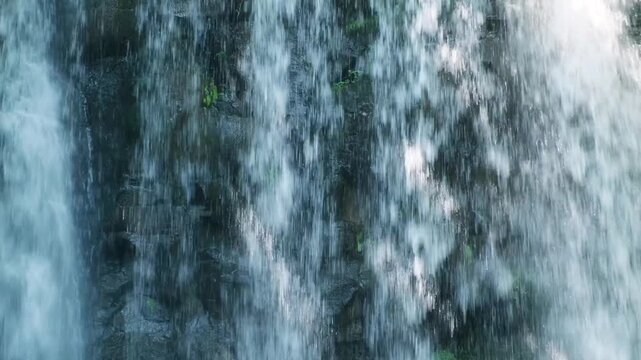 岩肌を流れ落ちる滝