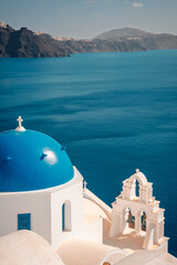 Obraz premium Santorini island revealing traditional cycladic architecture and deep blue sea