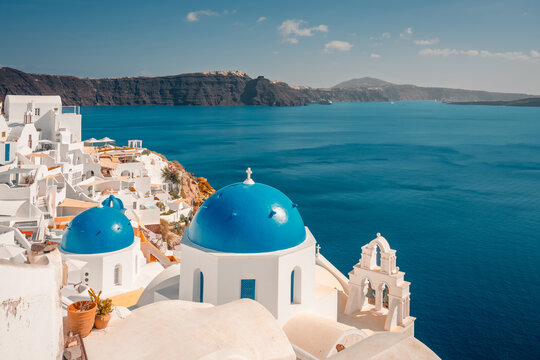 Idyllic oia village architecture overlooking the aegean sea and volcanic caldera