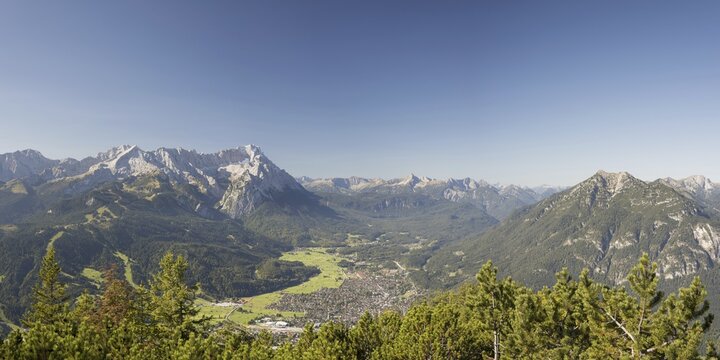 Panorama from Wank, 1780m, onto the Wetterstein Mountains with Alpspitze 2628m, Jubil&auml;umsgrat and Zugspitze 2962m, Werdenfelser Land, Upper Bavaria, Bavaria, Germany