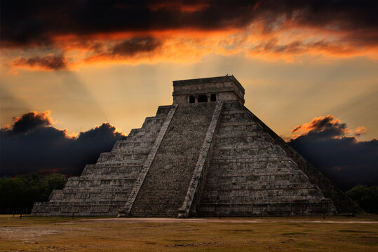 An anicent mayan pyramid in Chichen-Itza, Mexico