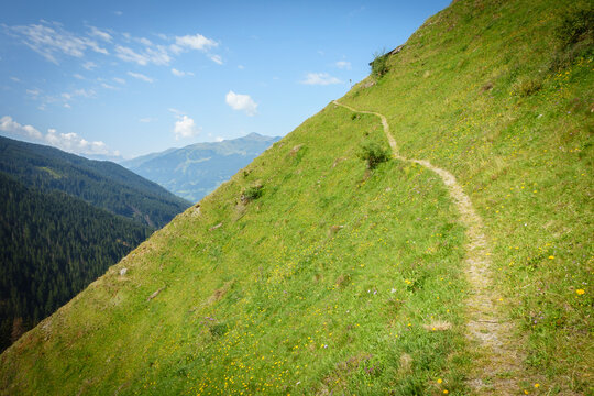 Ein gef&auml;hrlicher Wanderweg an einem steilen Berghang
