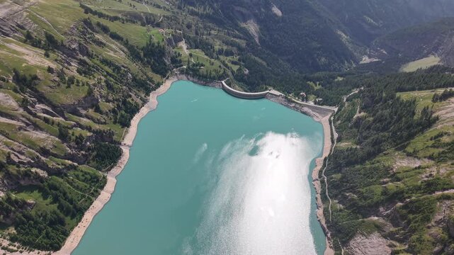 Reflets laiteux et turquoise du lac de Tseuzier vus du ciel, Valais, Suisse