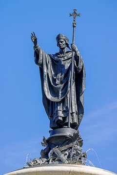 w&uuml;rzburg, deutschland - brunnenfigur des frankenapostel kilian am gleichnamigen brunnen