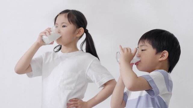 コップで牛乳を飲む子供（健康・身長）