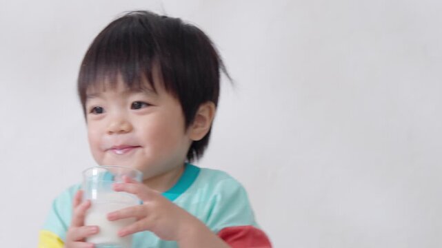 コップで牛乳を飲む子供（健康・身長）