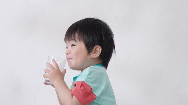 コップで牛乳を飲む子供（健康・身長）