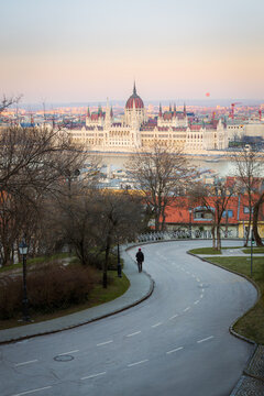 Budapest: S-curved street in Buda, facing the Danube river and the hungarian parliament building.